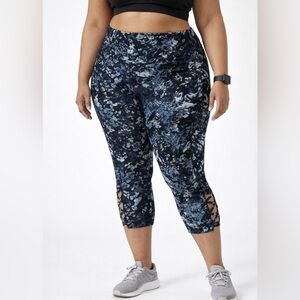 LIVI by Lane Bryant Blue Patterned Capri Leggings